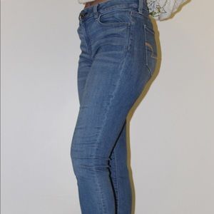 American Eagle Light Wash Skinny Jeans